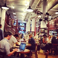4/19/2012 tarihinde Chanelle H.ziyaretçi tarafından Housing Works Bookstore Cafe'de çekilen fotoğraf