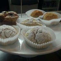Foto scattata a Flying Apron Bakery da Renea N. il 9/2/2012