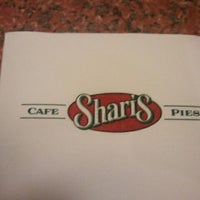 Foto tomada en Shari&amp;#39;s Cafe and Pies  por Travis P. el 12/18/2011