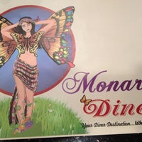 รูปภาพถ่ายที่ Monarch Diner โดย Ruth H. เมื่อ 7/30/2012