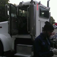 Foto tomada en Rush Truck Centers  por Markeeta B. el 4/30/2012