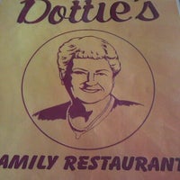 Foto tomada en Dottie&amp;#39;s Family Restaurant  por Marty O. el 12/1/2011