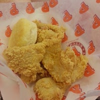 Photo taken at Popeyes Louisiana Kitchen by Raymond W. on 9/1/2012