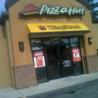 Photo taken at Pizza Hut by Lauu on 6/25/2012