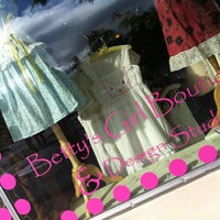 Foto tomada en Betty&#39;s Girl Boutique  por Kristine H. el 6/23/2012