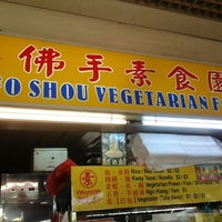 Photo taken at Fo Shou Vegetarian Food 佛手素食園 by Ryan L. on 8/23/2012
