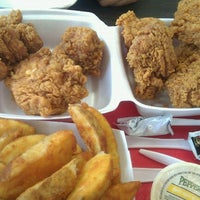 รูปภาพถ่ายที่ Chicken-N-Spice โดย Laura A. เมื่อ 7/19/2012