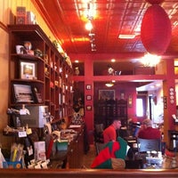Foto tirada no(a) Bridge Street Coffee &amp;amp; Tea Company aka Charlie&amp;#39;s por David A. em 12/6/2011