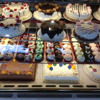 Foto diambil di Bake N&amp;#39; Cakes oleh Dasha H. pada 7/19/2012