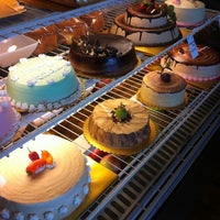 Das Foto wurde bei Milano Bakery &amp;amp; Cafe von Mimi L. am 10/31/2011 aufgenommen