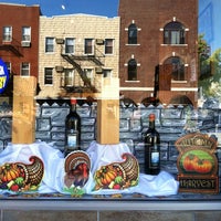 รูปภาพถ่ายที่ Williamsburg Wines &amp; Liquors โดย Sabino C. เมื่อ 10/25/2011