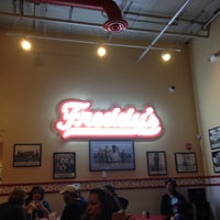 12/18/2011 tarihinde Deniseziyaretçi tarafından Freddy&#39;s Frozen Custard &amp; Steakburgers'de çekilen fotoğraf