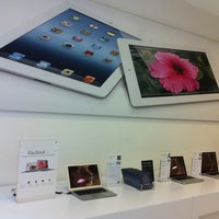 Photo taken at Loom Apple Store by Mustafa on 7/6/2012