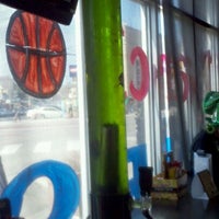 3/17/2012 tarihinde Rick R.ziyaretçi tarafından Replay Sports Bar'de çekilen fotoğraf