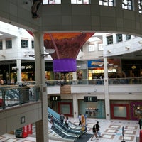 Foto tomada en Cottonwood Mall  por Chris F. el 7/30/2011
