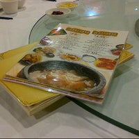 Photo taken at East Ocean Teochew Restaurant 東海潮洲酒家 by Gilda C. on 10/23/2011