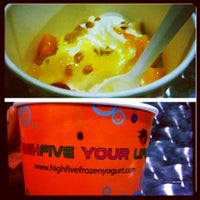 Снимок сделан в High Five Frozen Yogurt пользователем Courtney H. 3/17/2012