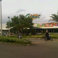 Photo taken at Giant by Ibnu A. on 12/16/2011