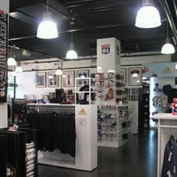 Foto tirada no(a) OL Store Gerland por César em 3/11/2011
