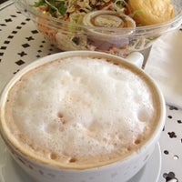 Foto tirada no(a) Colony Cafe por Saki U. em 4/24/2012