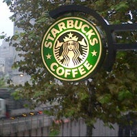 Photo taken at Starbucks Coffee 赤坂サカス店 by Simon H. on 12/8/2011