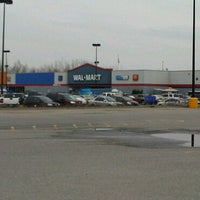 Das Foto wurde bei Walmart Supercentre von Yves J. am 4/25/2011 aufgenommen