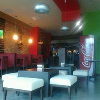 Foto tomada en Miraflores Cafe  por Christopher A. el 9/2/2012