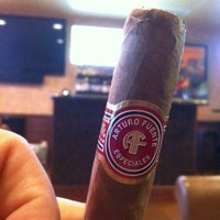 รูปภาพถ่ายที่ Tobacco Locker Cigar Bar โดย John C. เมื่อ 7/30/2012
