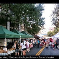 รูปภาพถ่ายที่ Bethesda Central Farm Market โดย Larry เมื่อ 8/21/2011