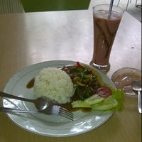 Photo taken at Cafe Kampung Perut by Deewiiee on 10/22/2011