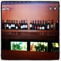 Das Foto wurde bei Dell&amp;#39;uva Wine Bar &amp;amp; Cafe von Beth H. am 8/2/2012 aufgenommen