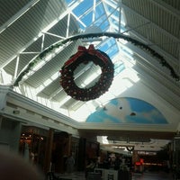 Снимок сделан в West Oaks Mall пользователем heather h. 12/19/2011