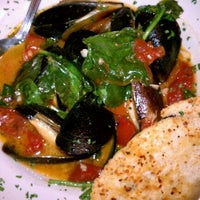 Das Foto wurde bei Lira Restaurant &amp;amp; Lounge von P. W. am 1/28/2012 aufgenommen