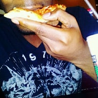 Foto tirada no(a) Fox&amp;#39;s Pizza Den por MARCO H. em 5/14/2012