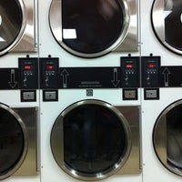 Снимок сделан в Los Lavaderos Coin Laundry пользователем Jessica C. 1/19/2012