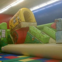 Das Foto wurde bei Locomotion Inflatable Play von Matthew D. am 10/7/2011 aufgenommen