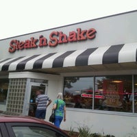 Photo taken at Steak &amp;#39;n Shake by Heather N. on 6/23/2012
