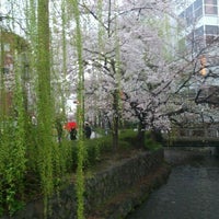 Foto tirada no(a) Kamogawa-kan Inn por May C. em 4/6/2012