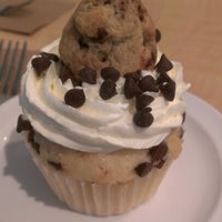รูปภาพถ่ายที่ Molly&amp;#39;s Cupcakes โดย Rob H. เมื่อ 8/11/2012