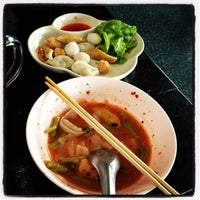 Photo taken at ก๋วยเตี๋ยวลูกชิ้นปลาเกียเซ้ง by Ping E. on 3/1/2012