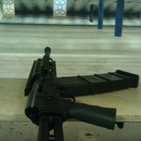 รูปภาพถ่ายที่ Colonial Shooting Academy โดย Curtis L. เมื่อ 5/29/2012