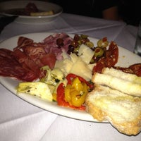 Foto scattata a Bella&amp;#39;s Restaurant da Adriano M. il 4/20/2012