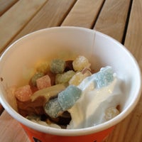 Foto tirada no(a) Tutti Frutti Frozen Yogurt por Leslie C. em 4/27/2012