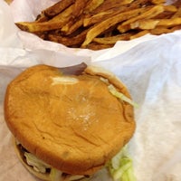 6/2/2012 tarihinde David M.ziyaretçi tarafından Ronnie&#39;s Burgers'de çekilen fotoğraf