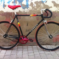 Jesús Calleja pone a punto su bici en Bicis Carlos tras el confinamiento -  Radio Marca León