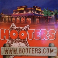 Foto diambil di Hooters oleh Tom C. pada 7/6/2012