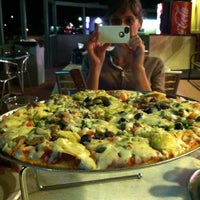 Foto scattata a Cheesy Lee&amp;#39;s Amazing Pizza da Caroline il 9/2/2012