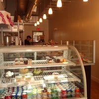 รูปภาพถ่ายที่ Catalina&amp;#39;s Bake Shop โดย EricDeeEm เมื่อ 8/2/2012