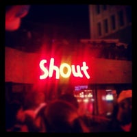 Photo prise au Shout! Restaurant &amp; Lounge par Vince H. le5/20/2012