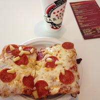Снимок сделан в Sardella&amp;#39;s Pizza &amp;amp; Wings пользователем Preston F. 6/29/2012